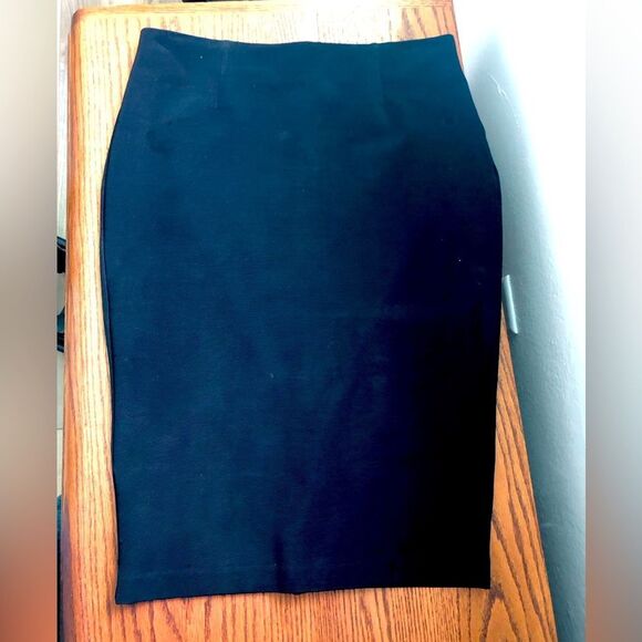 Sacks FiFth Ave 5/48 black stretch midi skirt with golden zipper - Picture 5 of 7